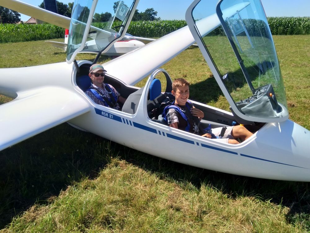 Modernes Segelflugzeug Am Platz Ferienspasskinder Haben Am Kommenden Wochenende Nutzen Davon Segelflug Ul Flug In Ganderkesee Und Modellflug In Hude